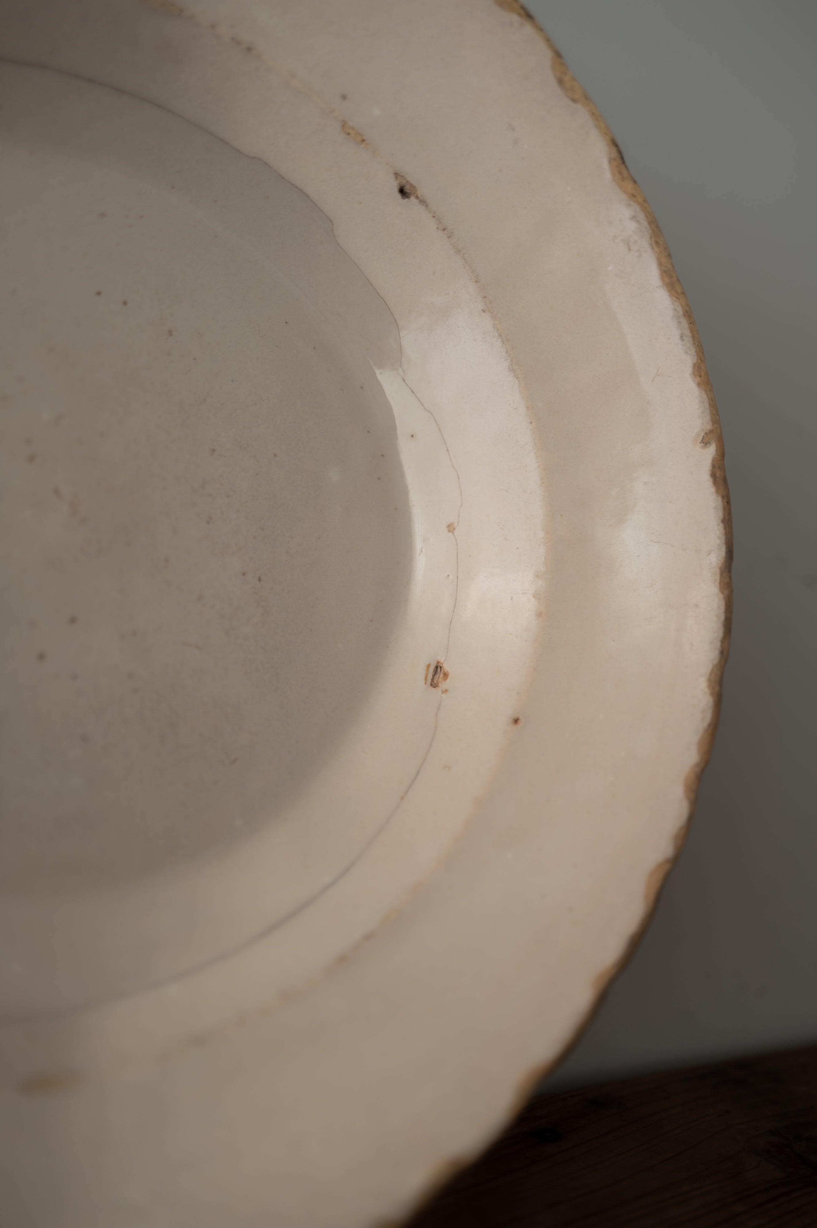19th Century Italian Grottaglie, Puglia, White Tin Glazed Ring Flower Large Plate AN-4176